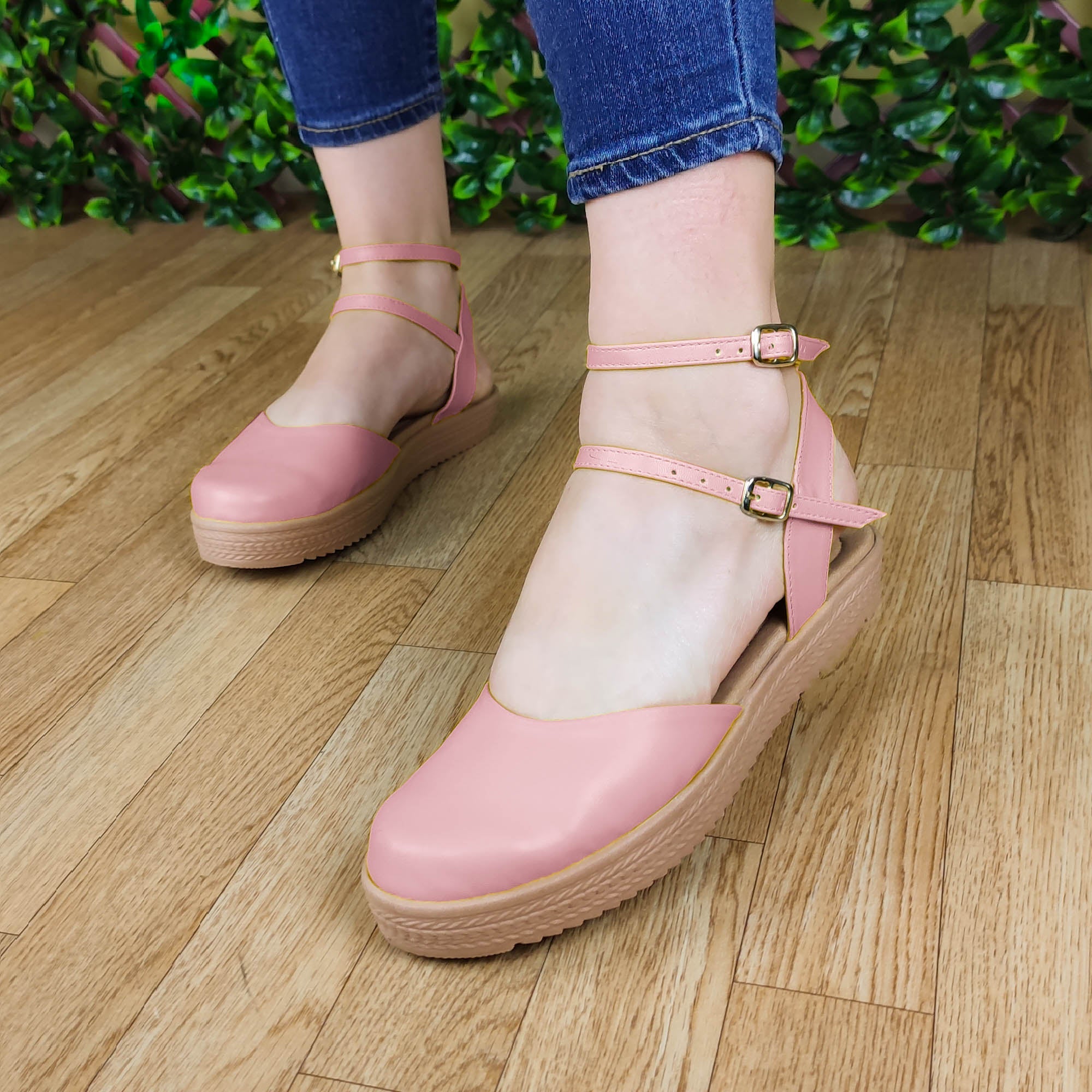Calzado Cerrado De Enfrente Con Fajas Delgadas Atras. Suela Beige Comoda Y Suave Rosado / 35 Normal