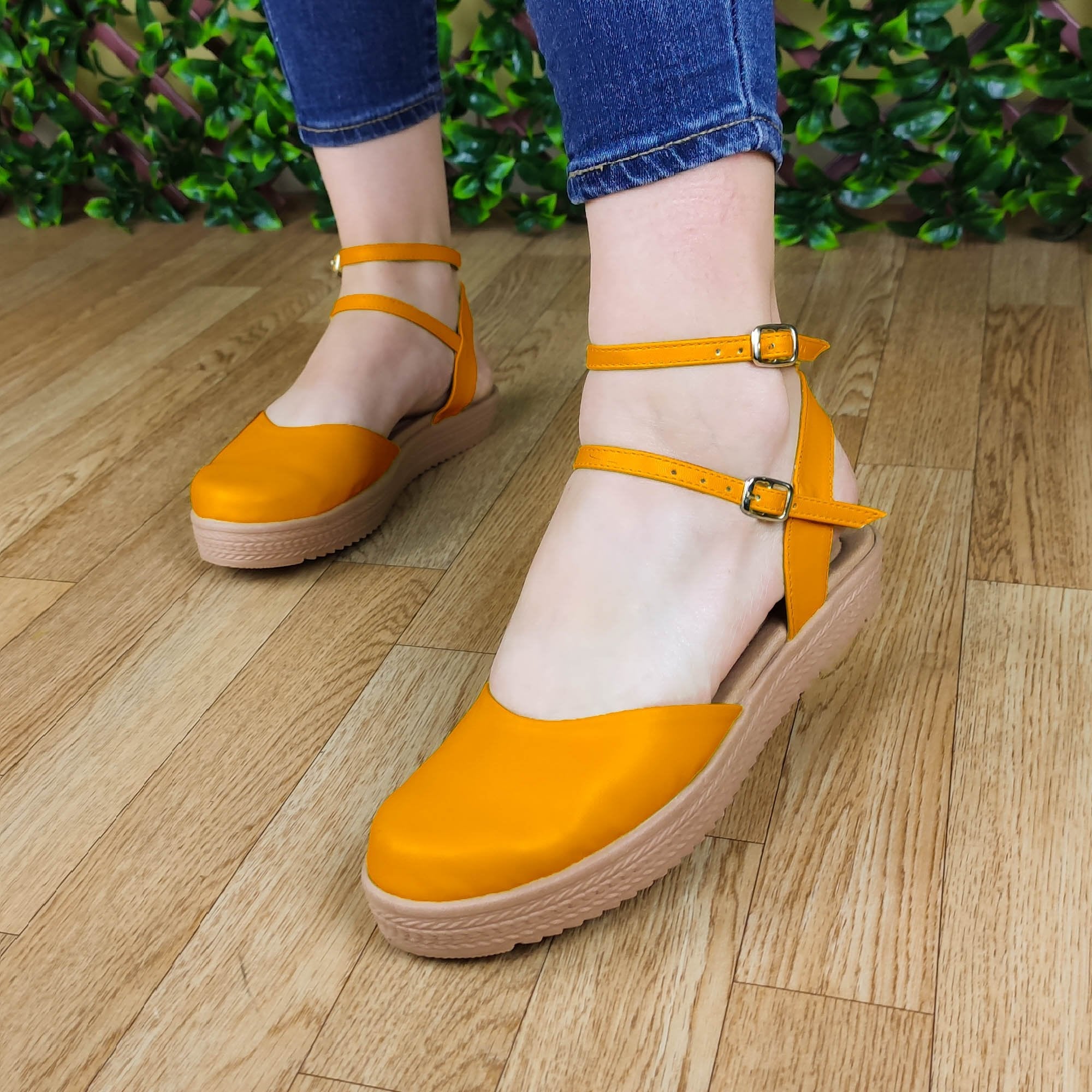 Calzado Cerrado De Enfrente Con Fajas Delgadas Atras. Suela Beige Comoda Y Suave Anaranjado / 35
