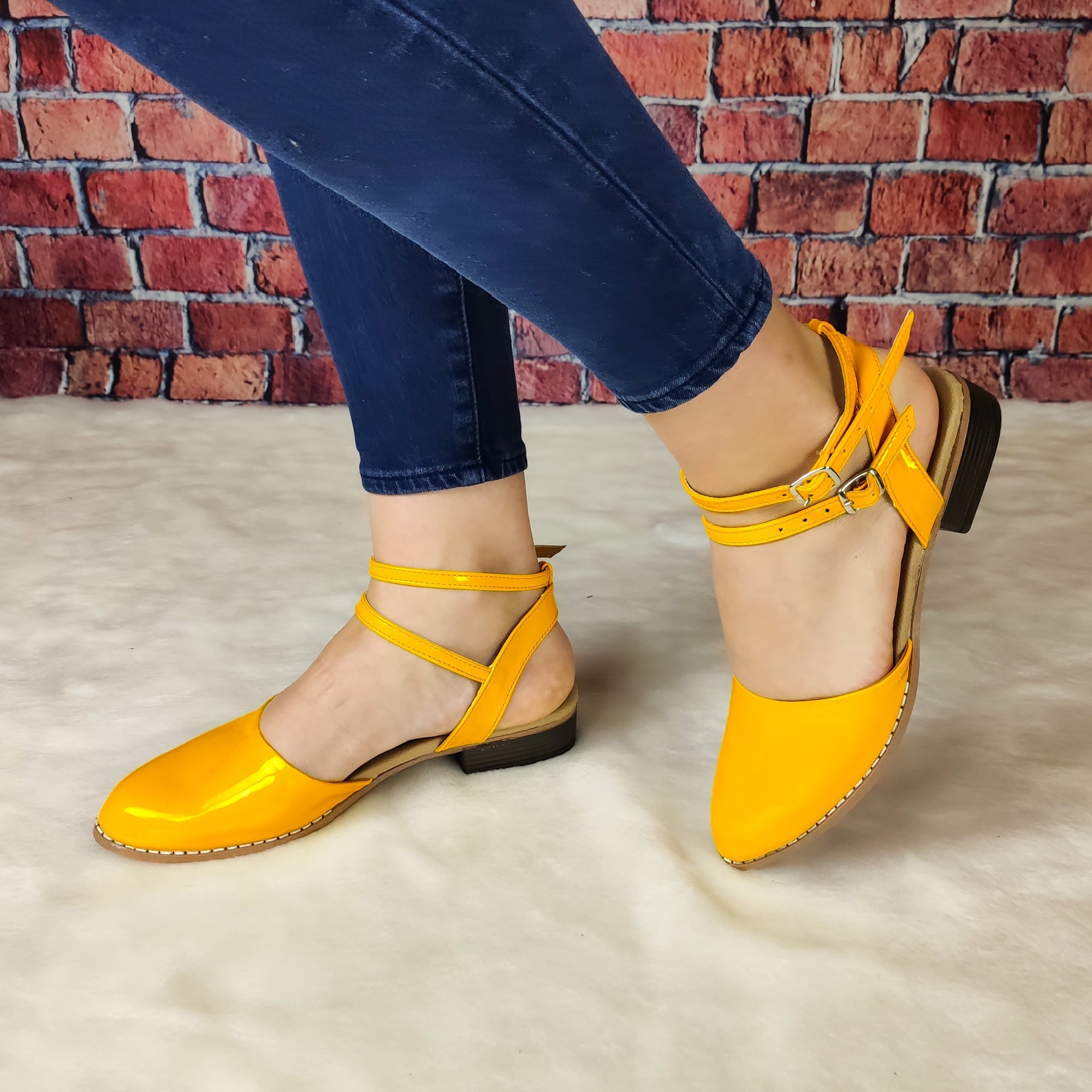 Lindo Zapato De Charol Cerrado Enfrente Con Un Taconcito Pequeño Mostaza / 35 Normal Zapatos Bajitos