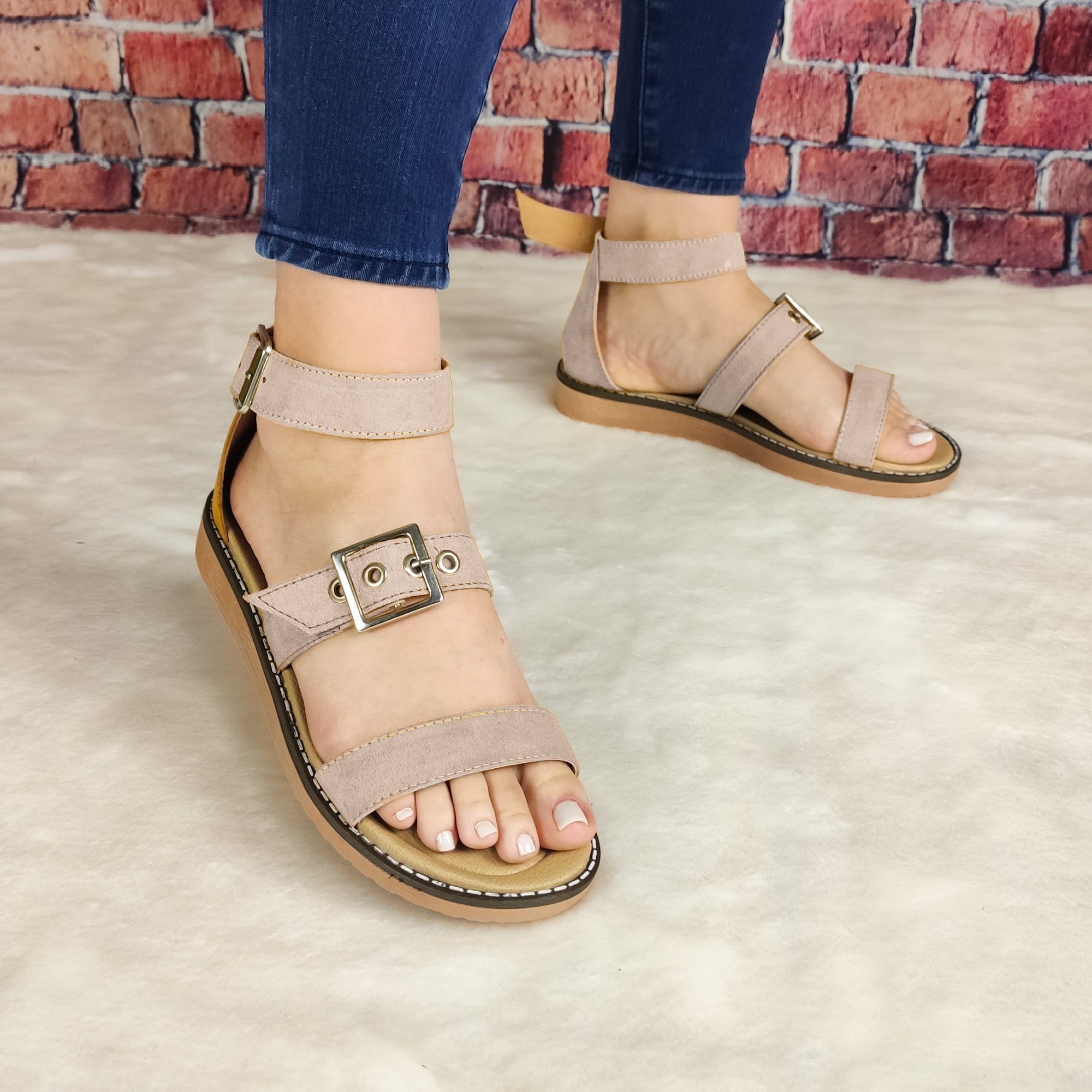 Bella Sandalia Bajita Con 3 Fajas Dos De Ellas Ajustables. Hechas Gamuza Beige / 35 Normal Zapatos