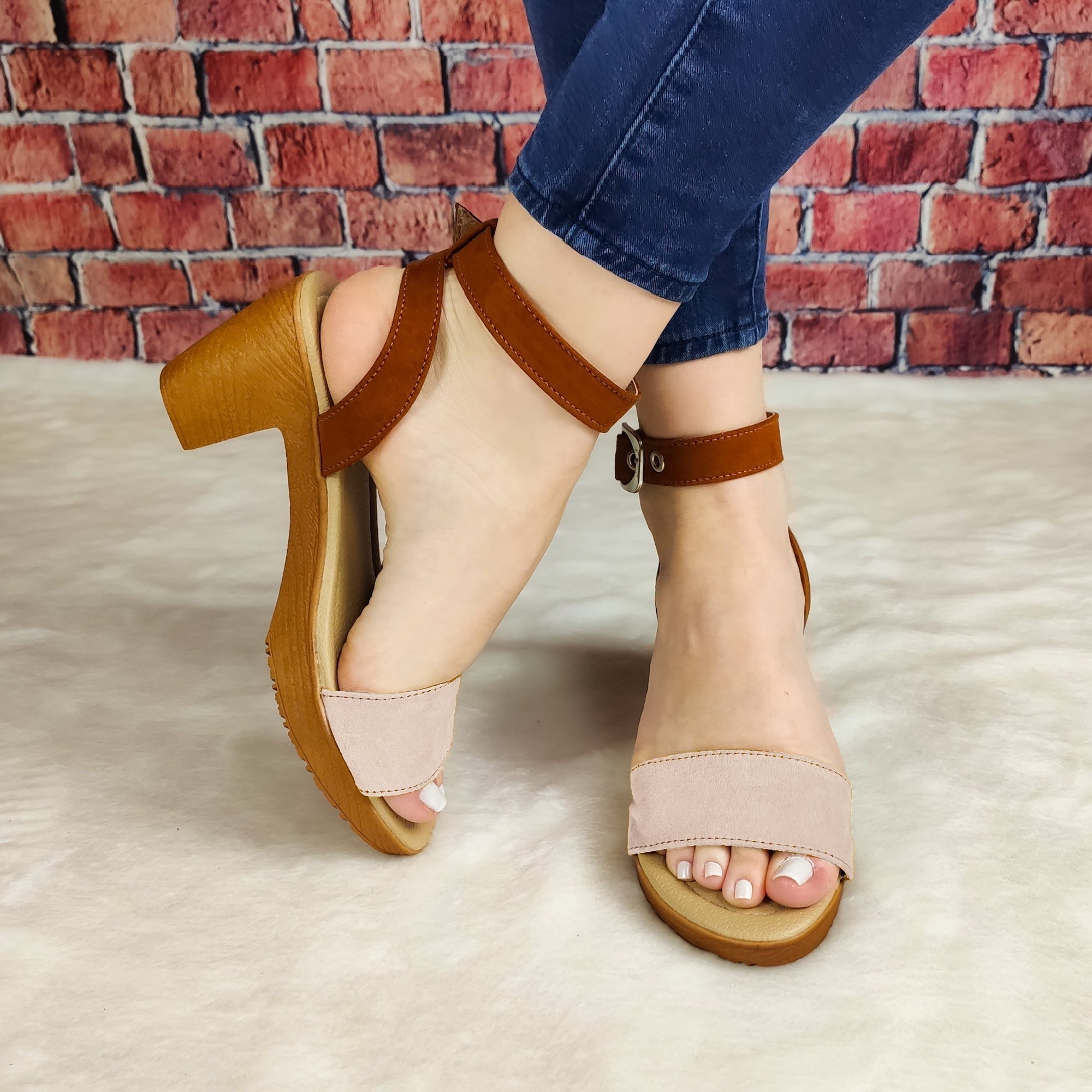 Sandalia De Tacón Pequeño. Colores Combinados Beige / 35 Normal Zapatos Medianos