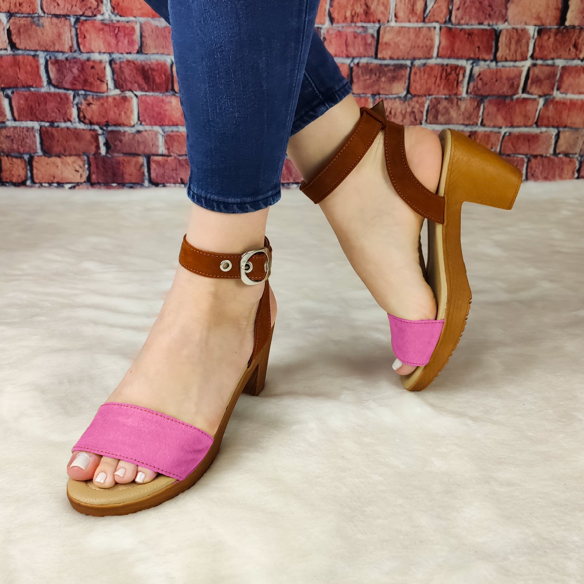 Sandalia De Tacón Pequeño. Colores Combinados Fucsia / 35 Normal Zapatos Medianos