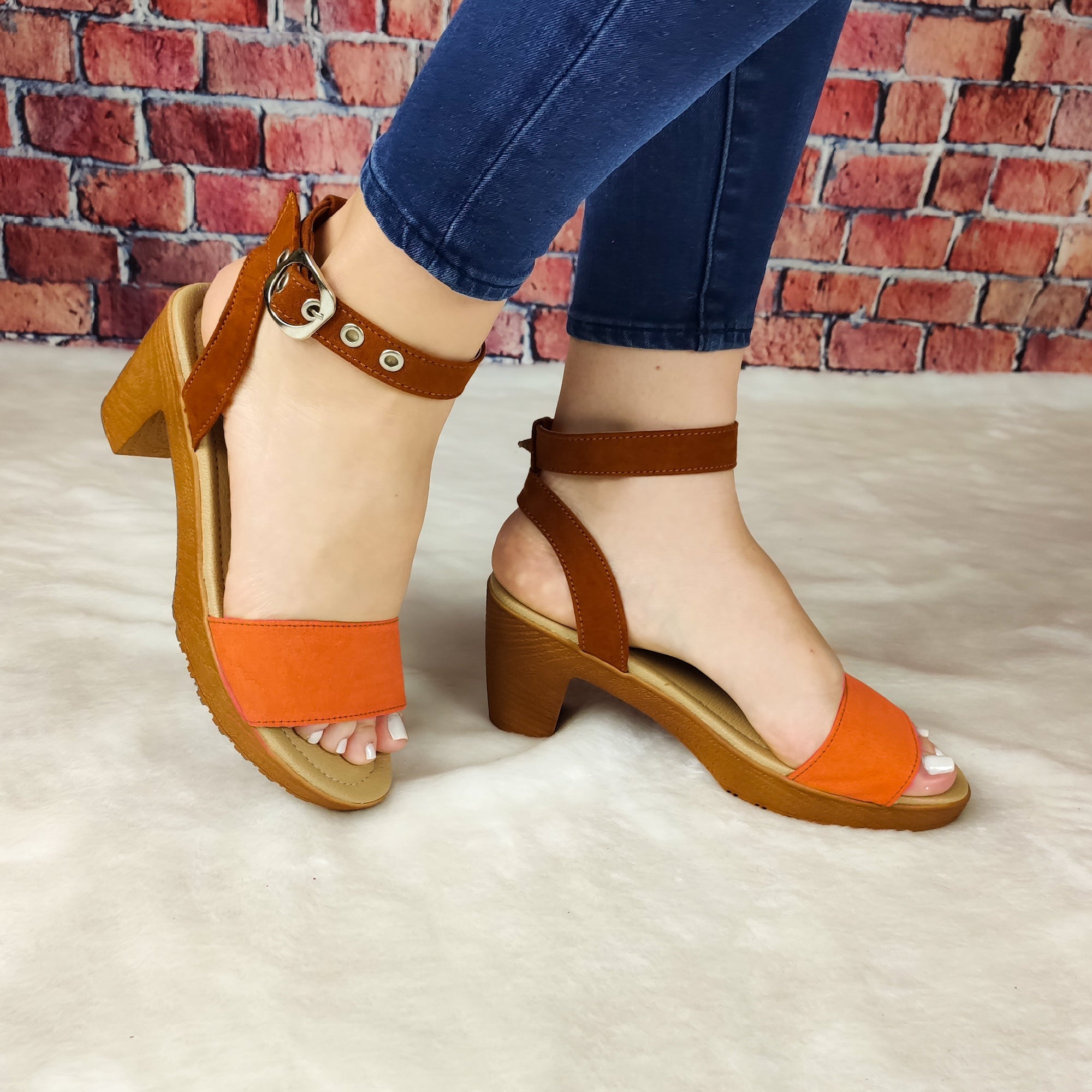 Sandalia De Tacón Pequeño. Colores Combinados Anaranjado / 35 Normal Zapatos Medianos