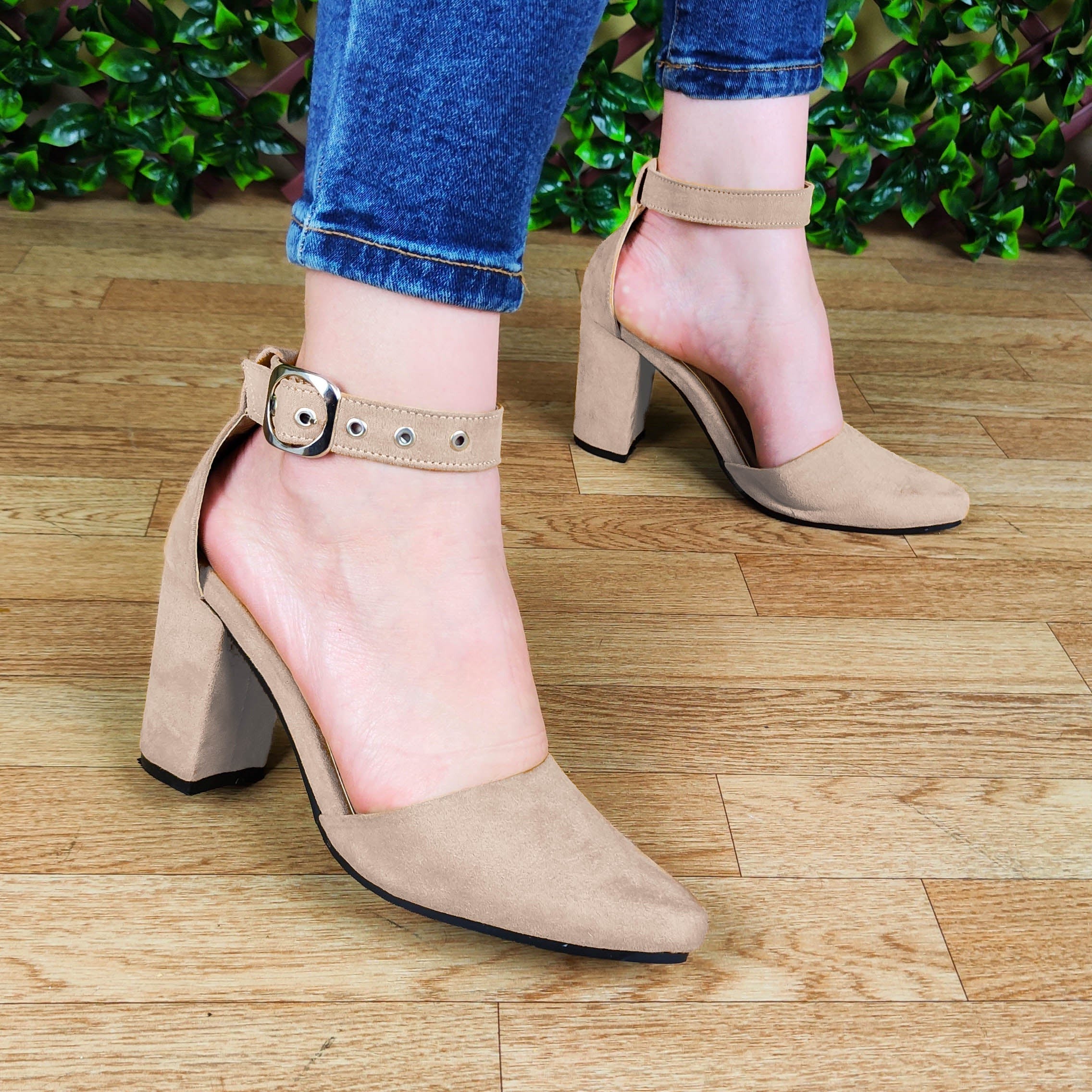 Calzado De Gamuza. Sandalias Femeninas Puntudas Cerradas Enfrente Beige / 35 Normal Zapatos Medianos