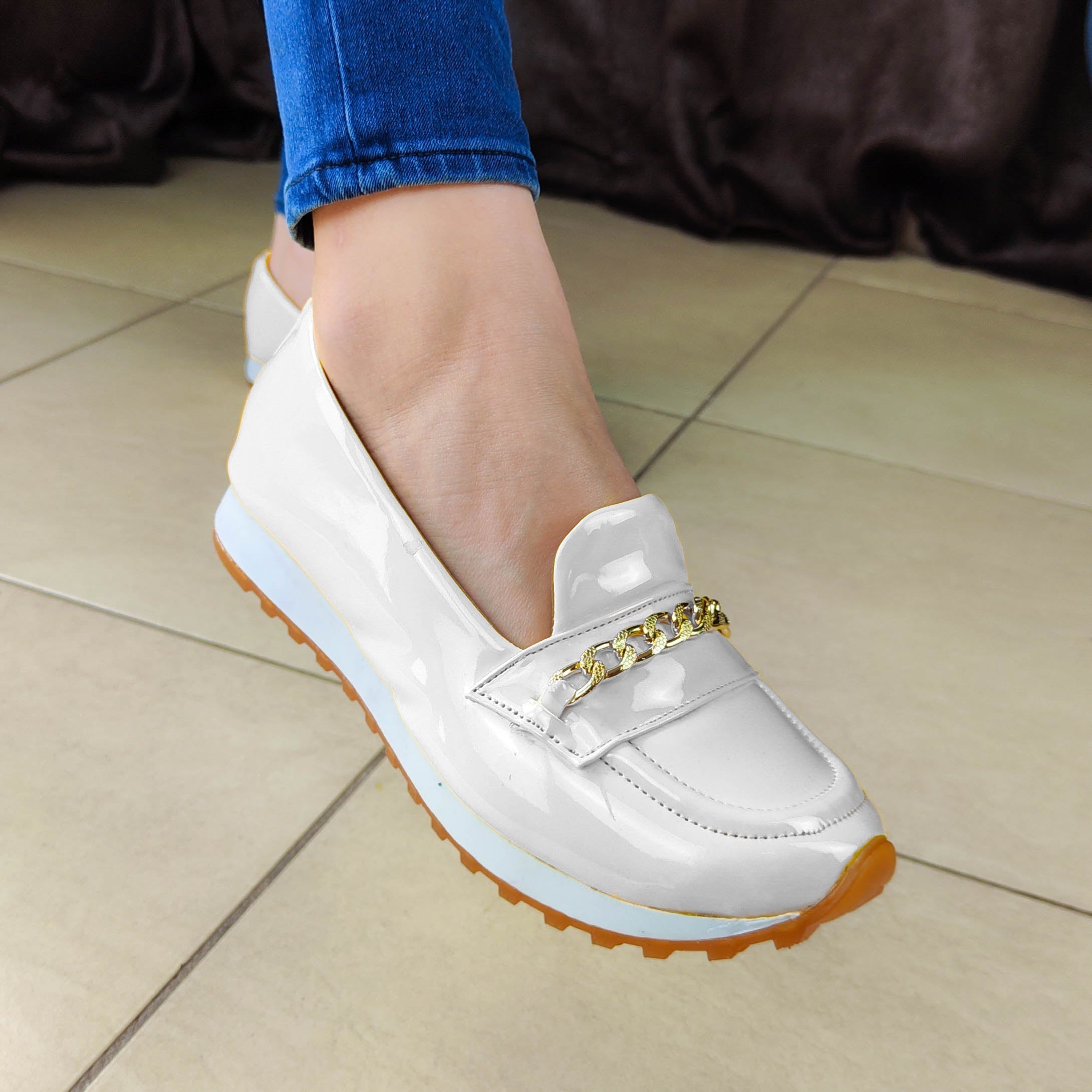 Calzado Bajito Cerrado Decorado Con Un Dije Metalico Dorado Zapatos Bajitos