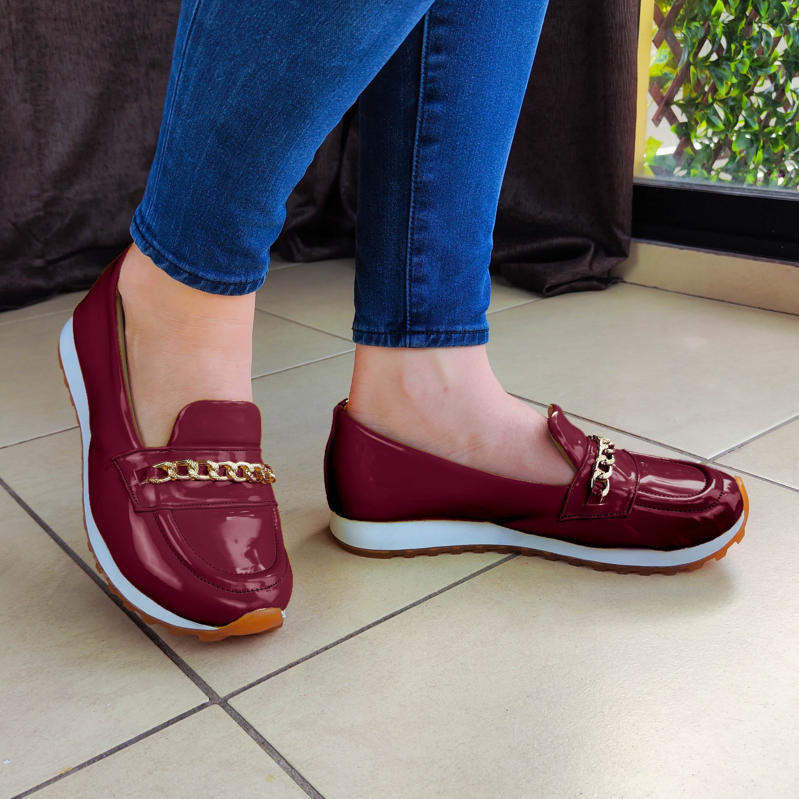 Calzado Bajito Cerrado Decorado Con Un Dije Metalico Dorado Zapatos Bajitos