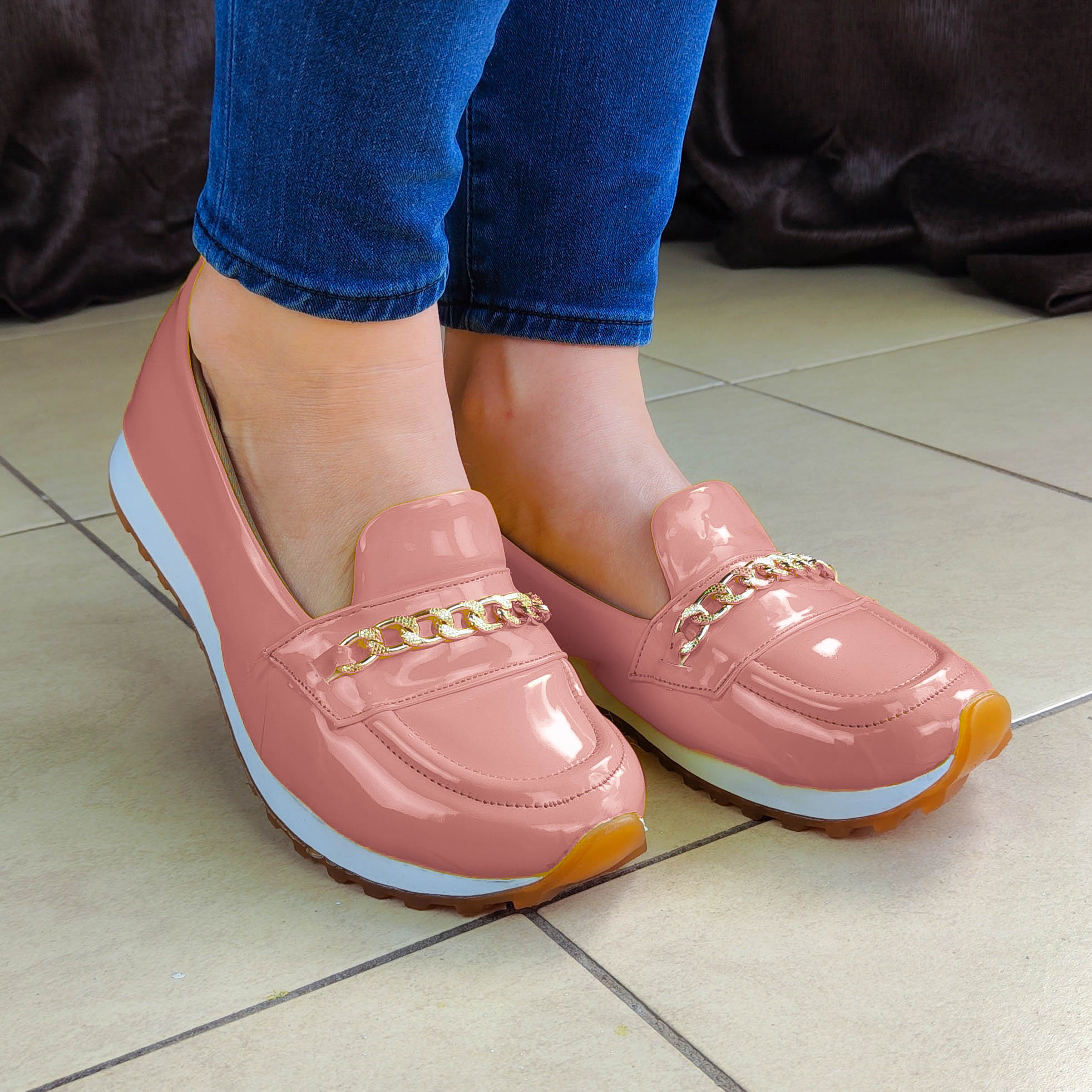 Calzado Bajito Cerrado Decorado Con Un Dije Metalico Dorado Zapatos Bajitos