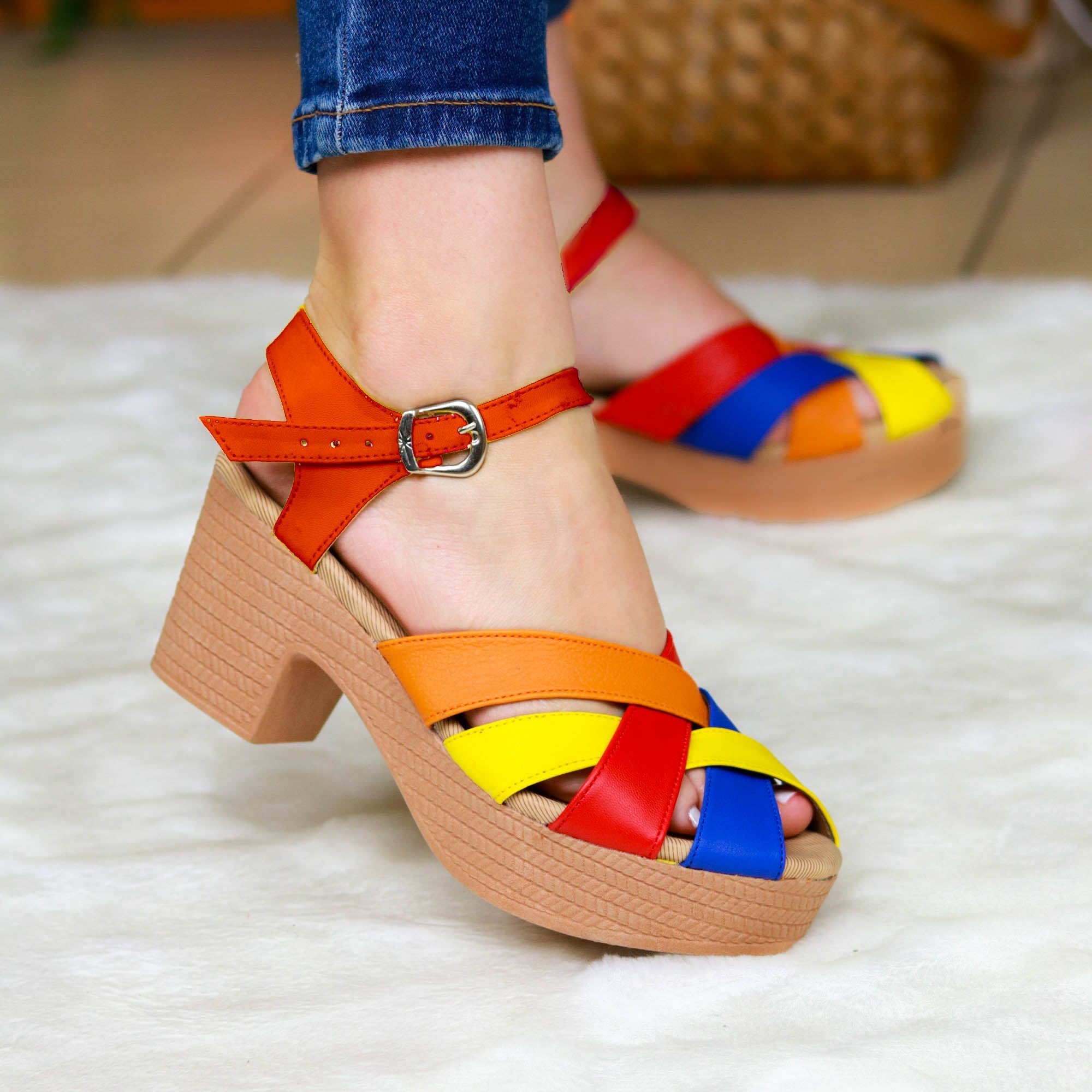 Zapato De Colores Combinados Hechos Cuerina. Suela Tacon Rojo / 35 Normal Zapatos Medianos