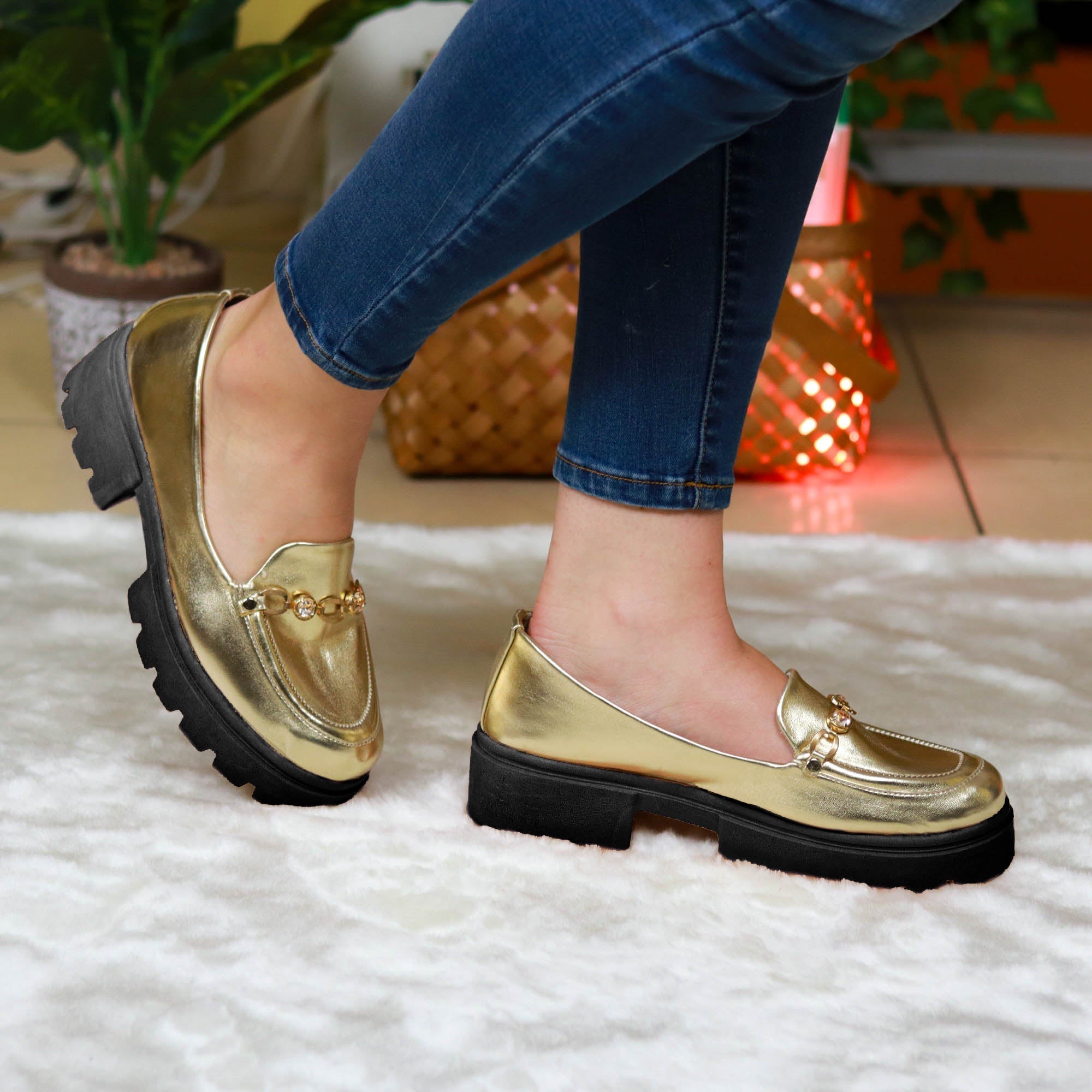 Zapato Cerrado Brillante Estilo Mocasin Con Suela Negra Dorado / 35 Normal Zapatos Medianos