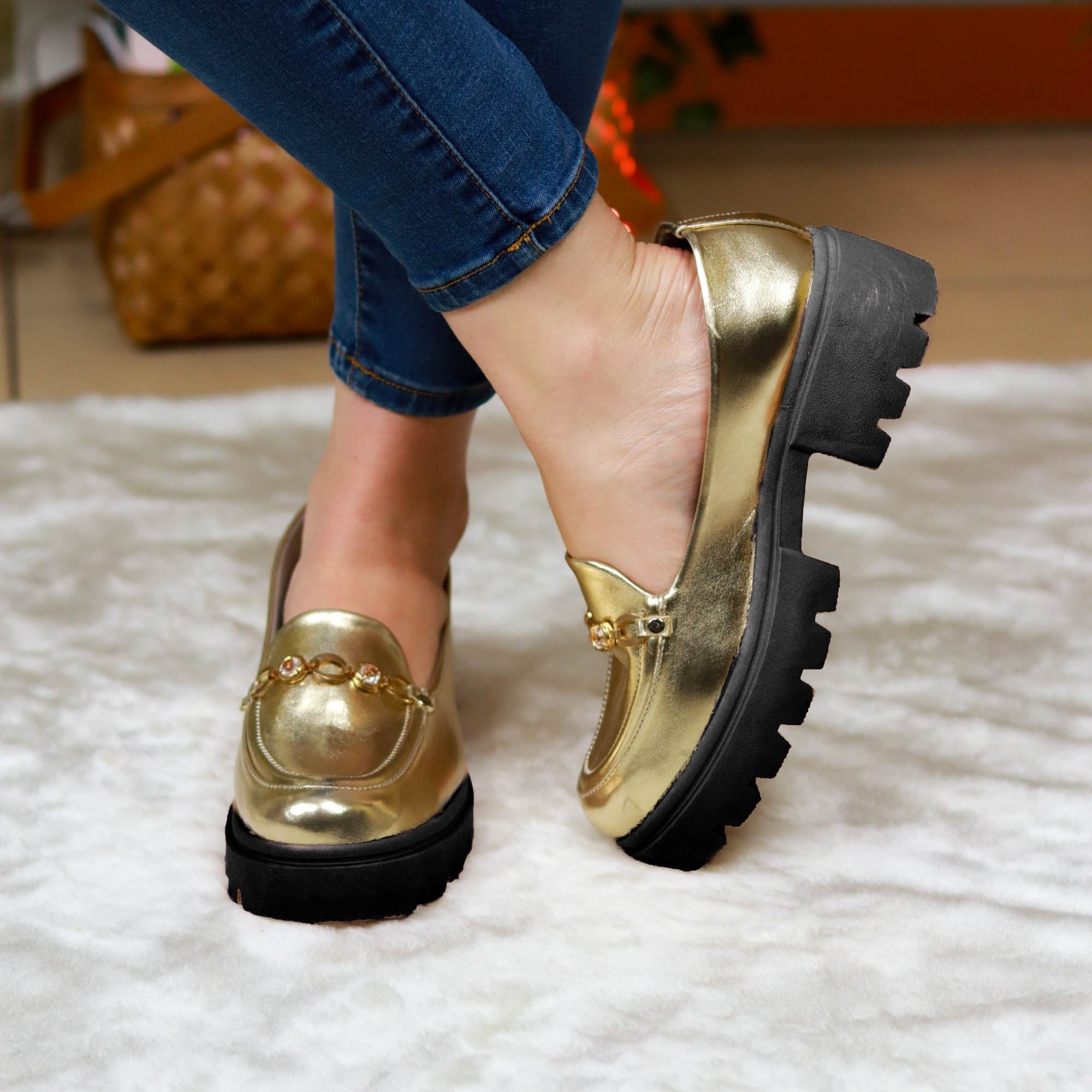 Zapato Cerrado Brillante Estilo Mocasin Con Suela Negra Zapatos Medianos