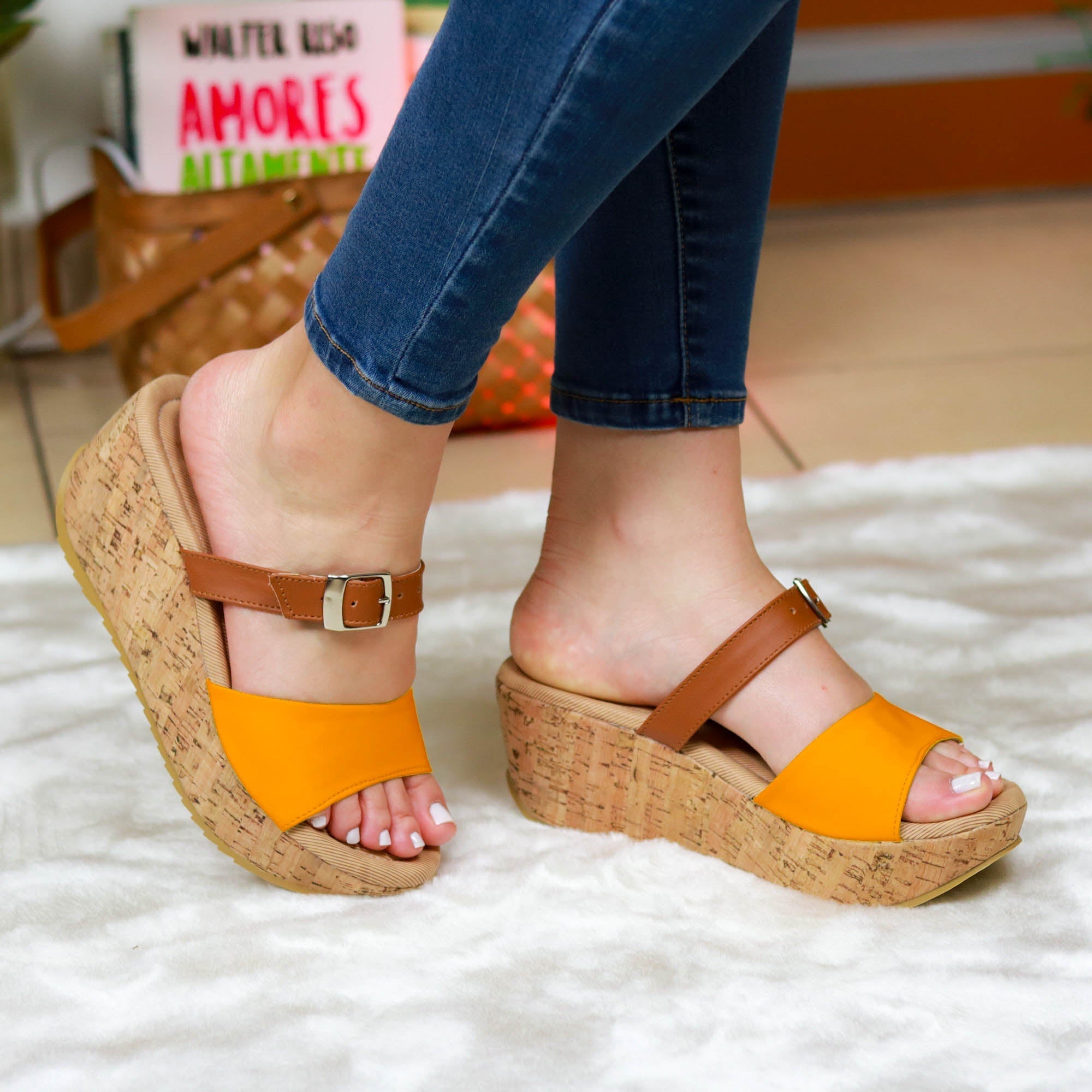 Plataforma Con Suela De Corcho Combinada En Dos Colores Hechas Cuerina. Peso Liviano Anaranjado / 34