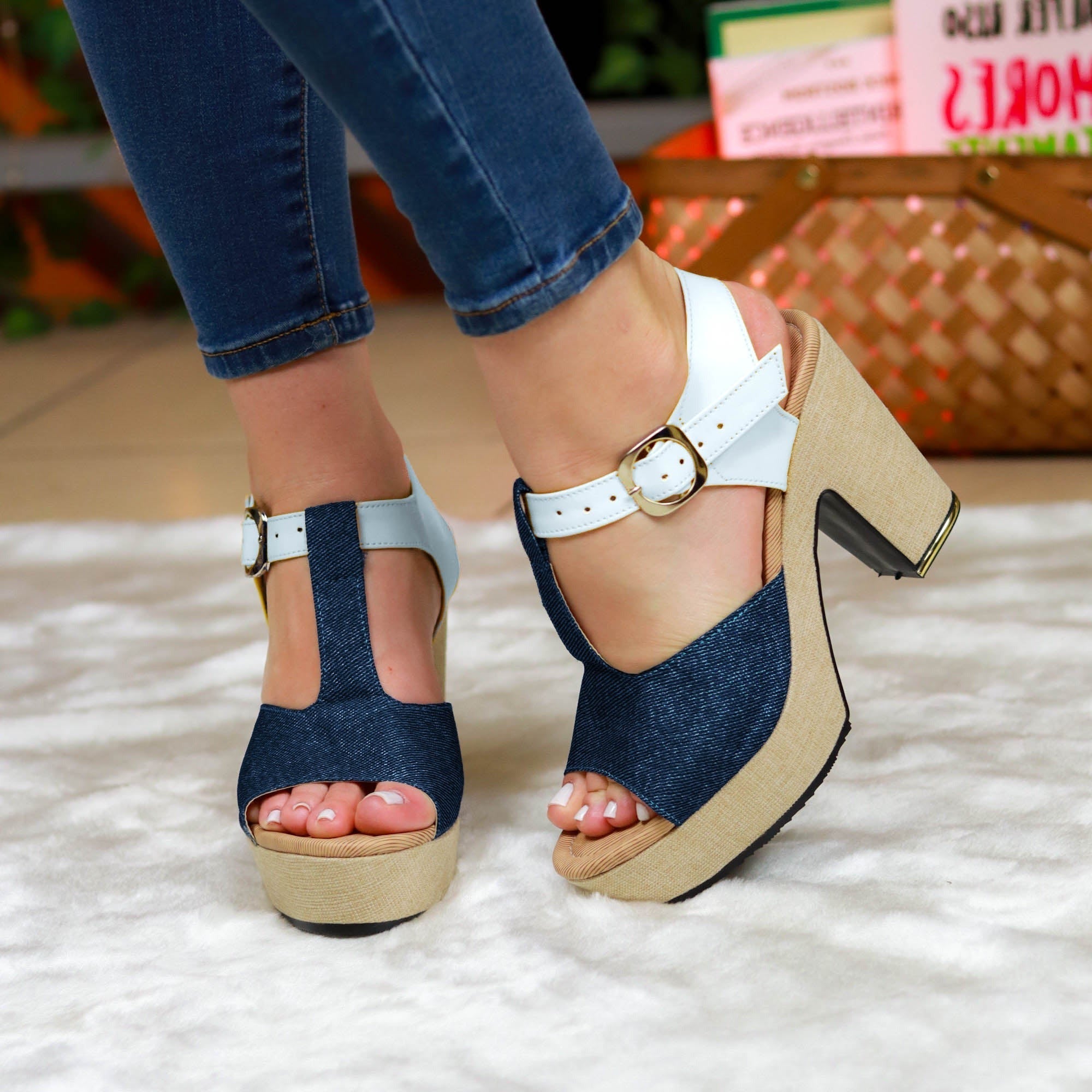 Tacon En Tela De Jean Oscuro Con Combinaciones Colores Zapatos Medianos