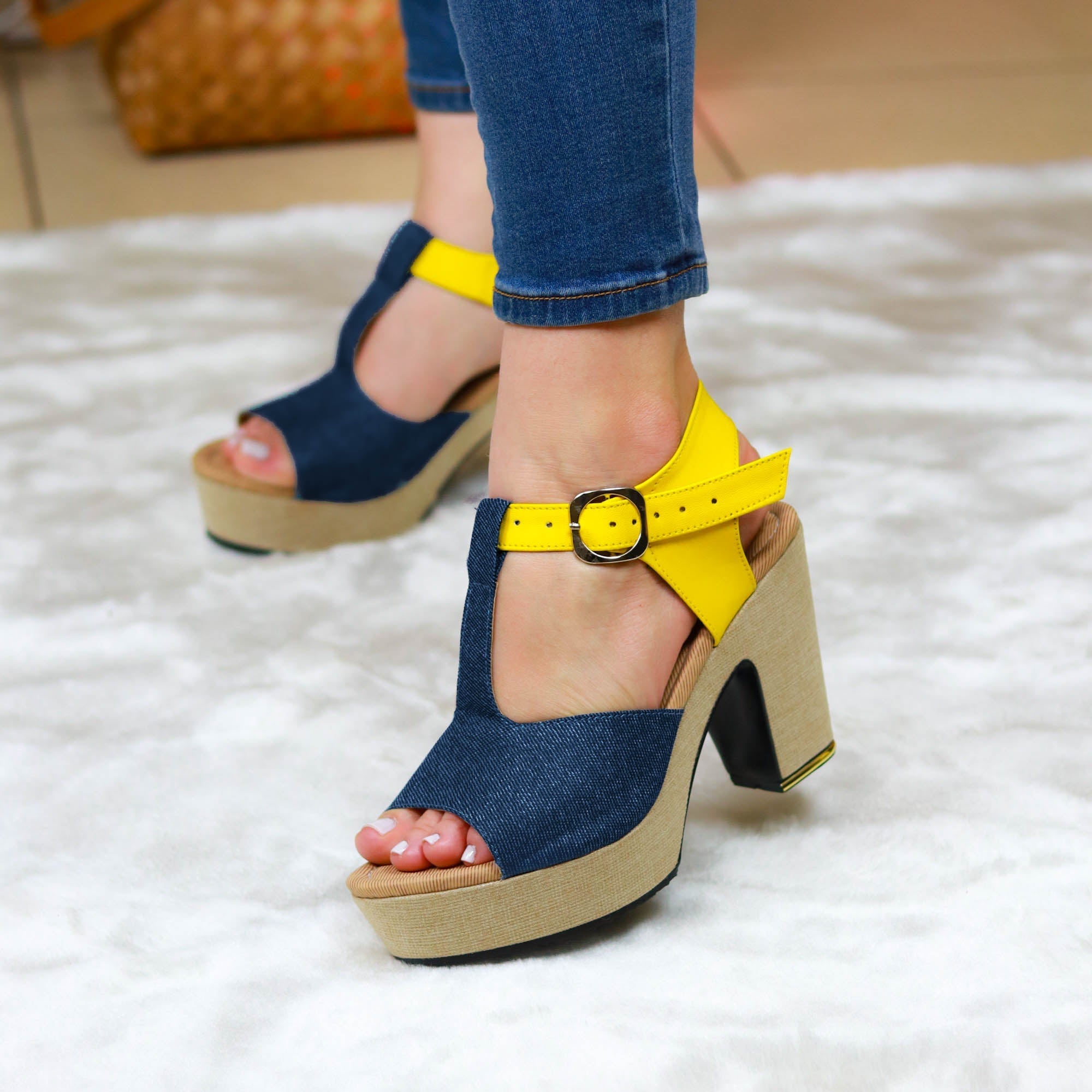 Tacon En Tela De Jean Oscuro Con Combinaciones Colores Zapatos Medianos