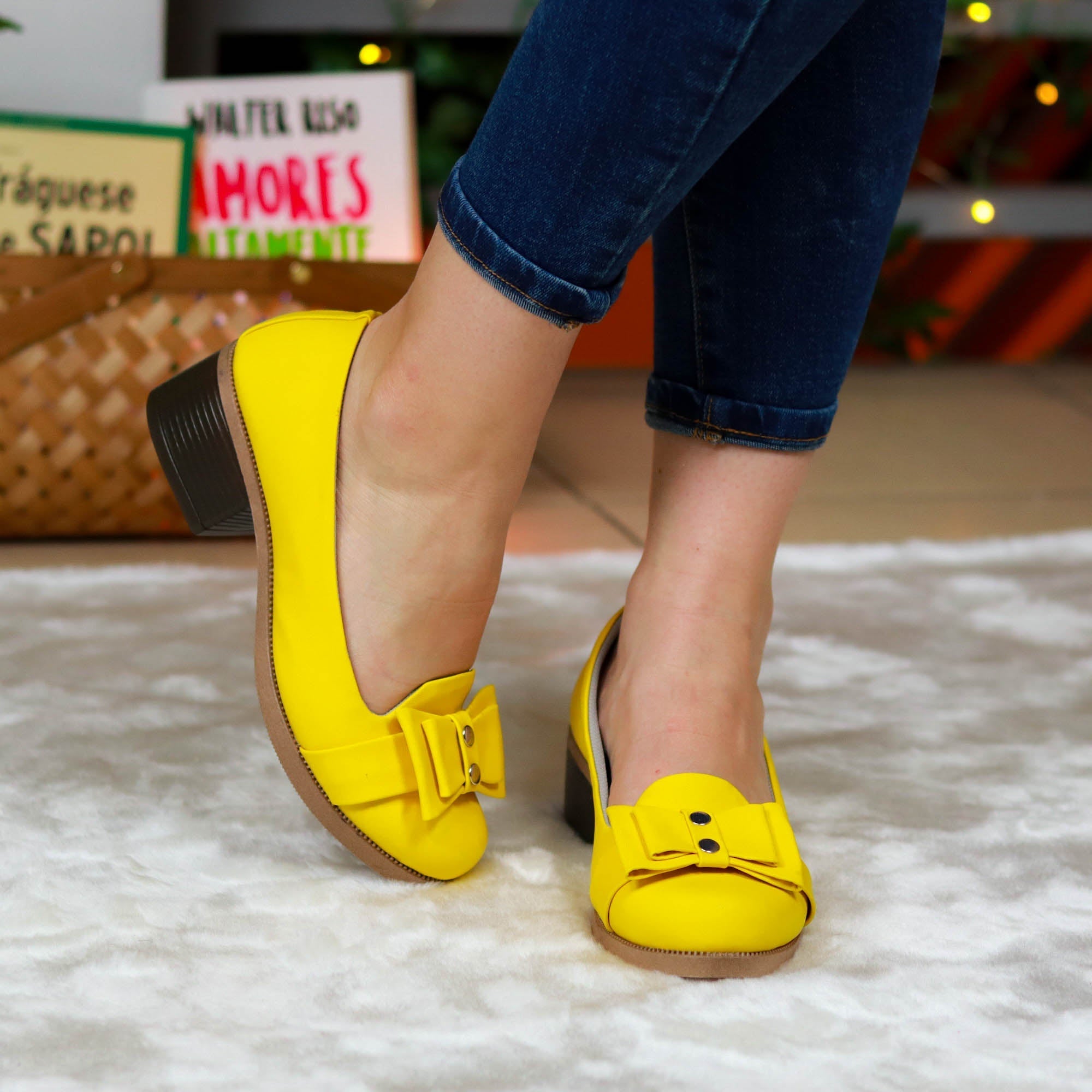 Calzado De Cuerina Tacón Pequeño Y Discreto Amarillo / 35 Normal Zapatos Medianos