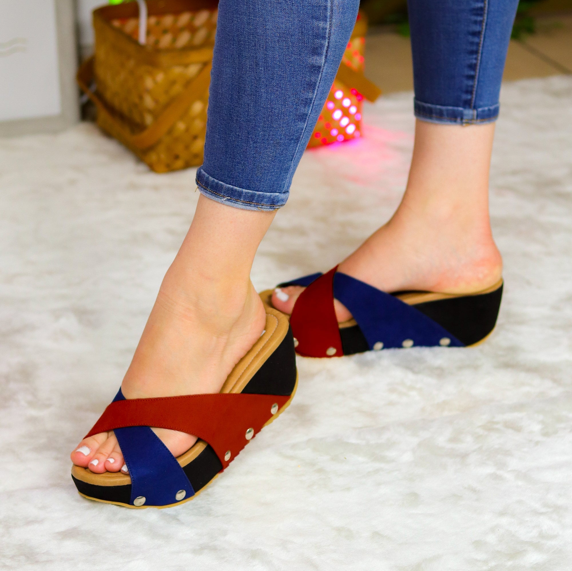 Zapatos De Plataforma Elevada Con Fajas Cruzada Azul Y Un Color Secundario. Medianos