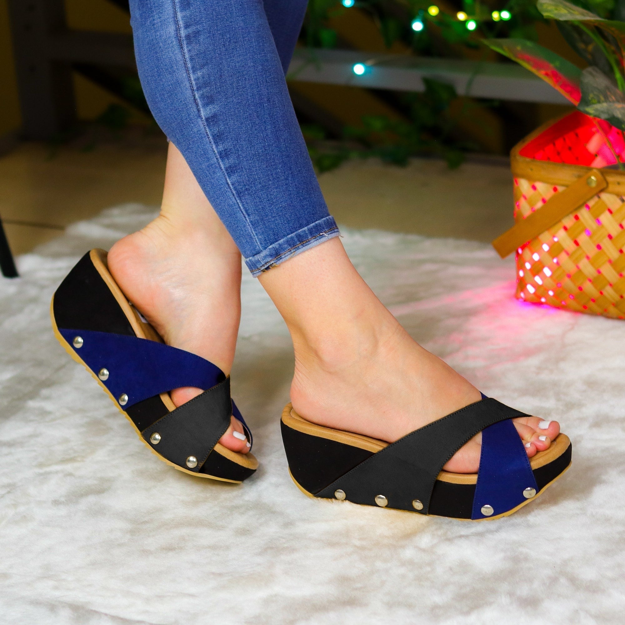 Zapatos De Plataforma Elevada Con Fajas Cruzada Azul Y Un Color Secundario. Medianos