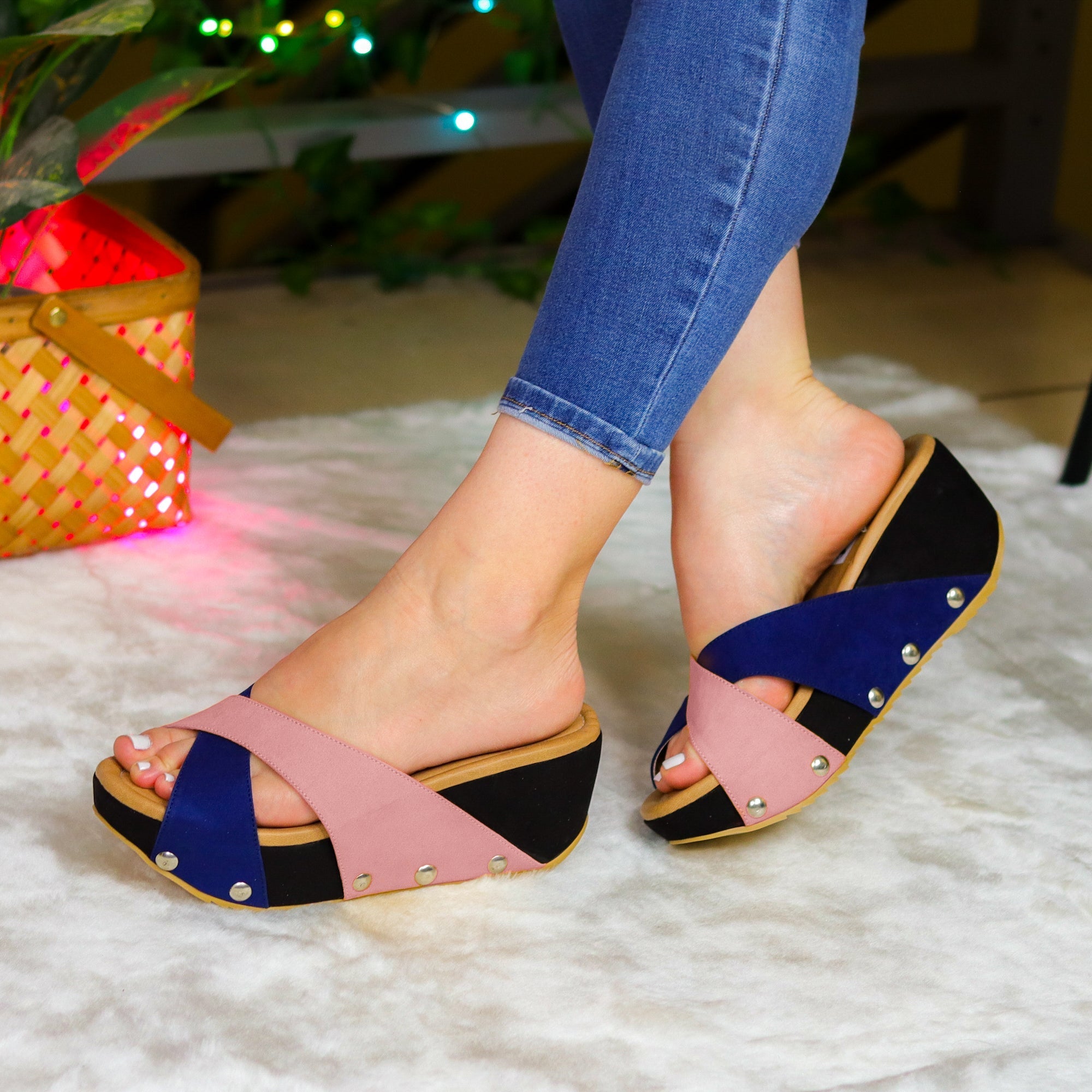 Zapatos De Plataforma Elevada Con Fajas Cruzada Azul Y Un Color Secundario. Medianos