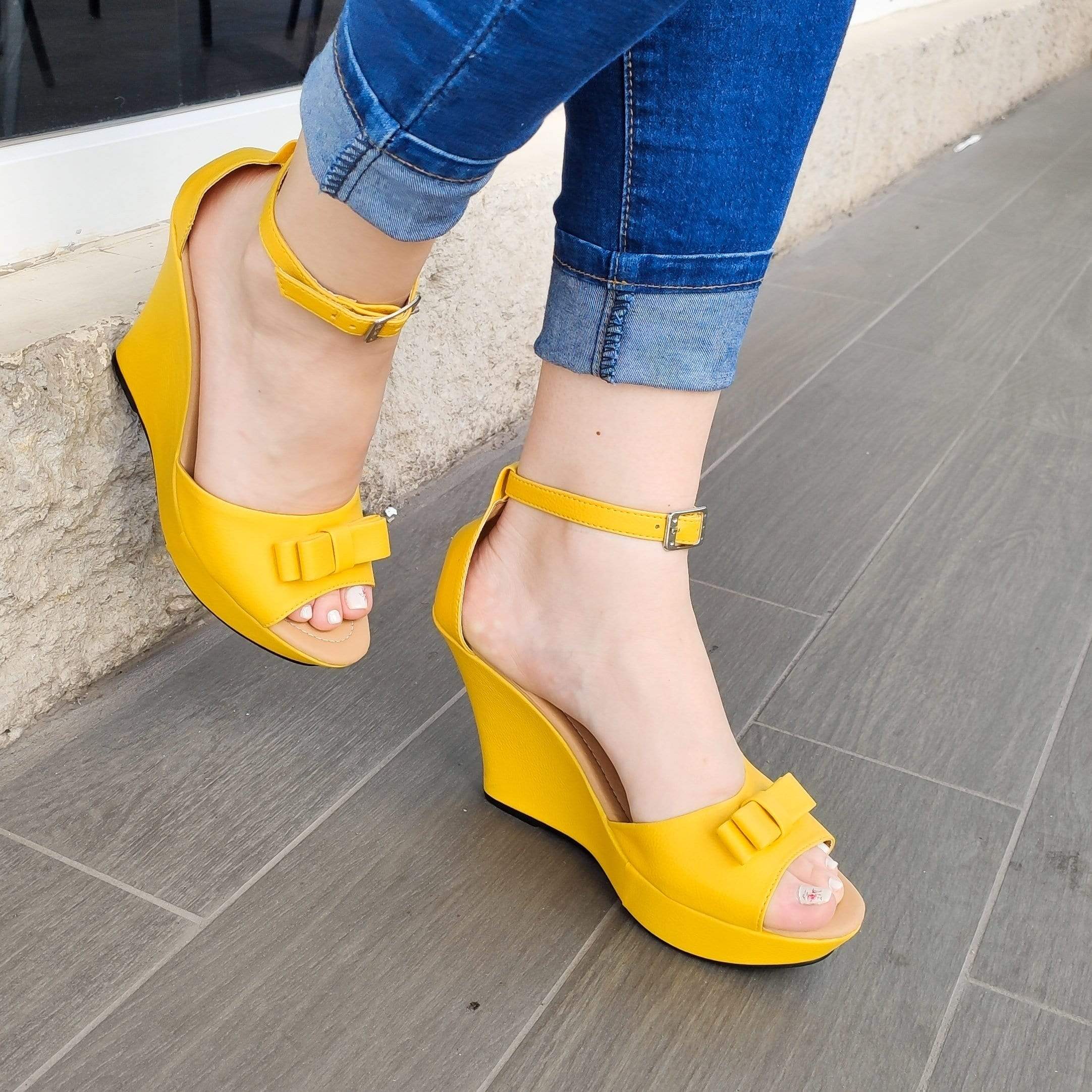 Zapatos Tipo Plataforma Hechos De Cuerina Decorados Con Un Chongo Amarillo / 35 Normal Altos