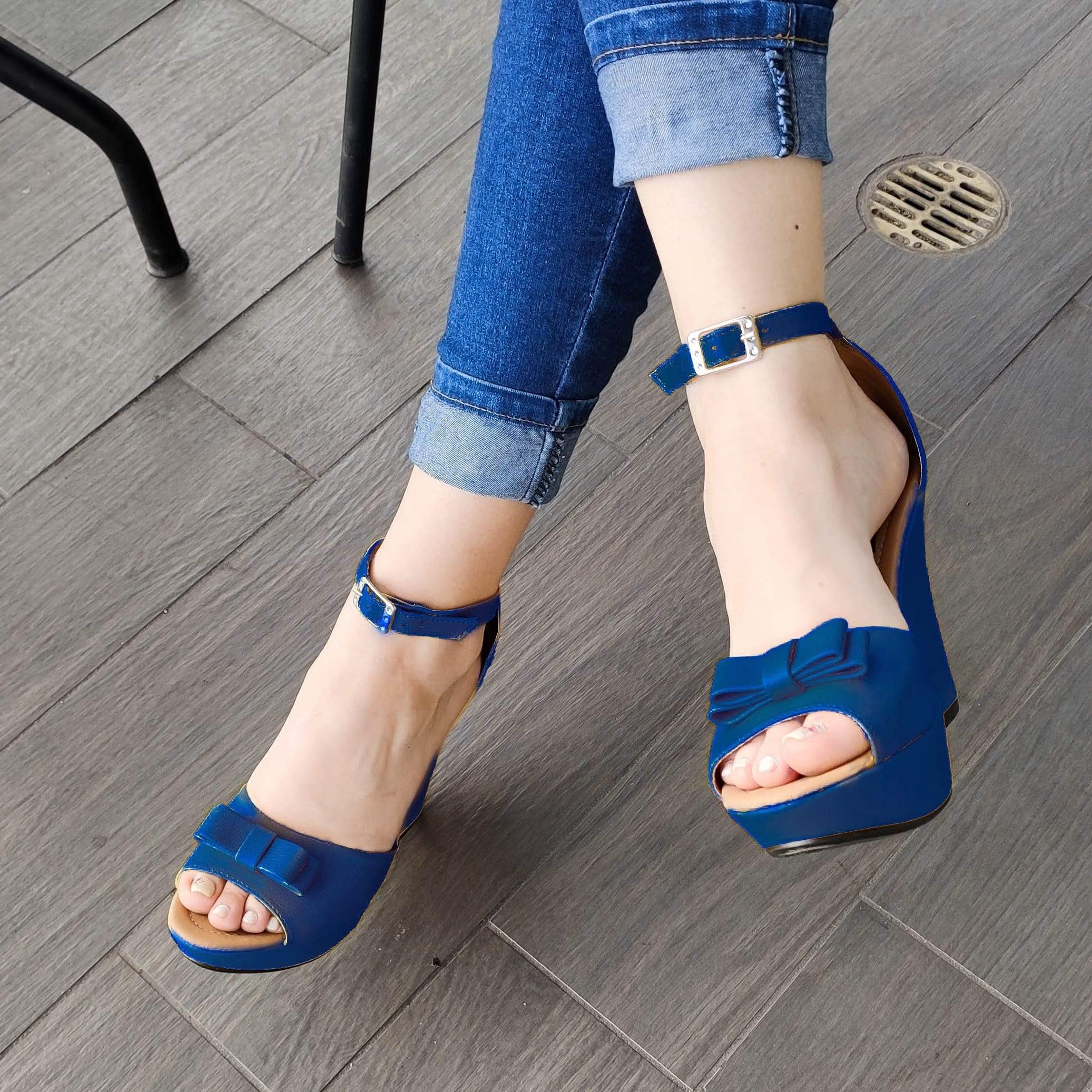 Zapatos Tipo Plataforma Hechos De Cuerina Decorados Con Un Chongo Azul / 35 Normal Altos