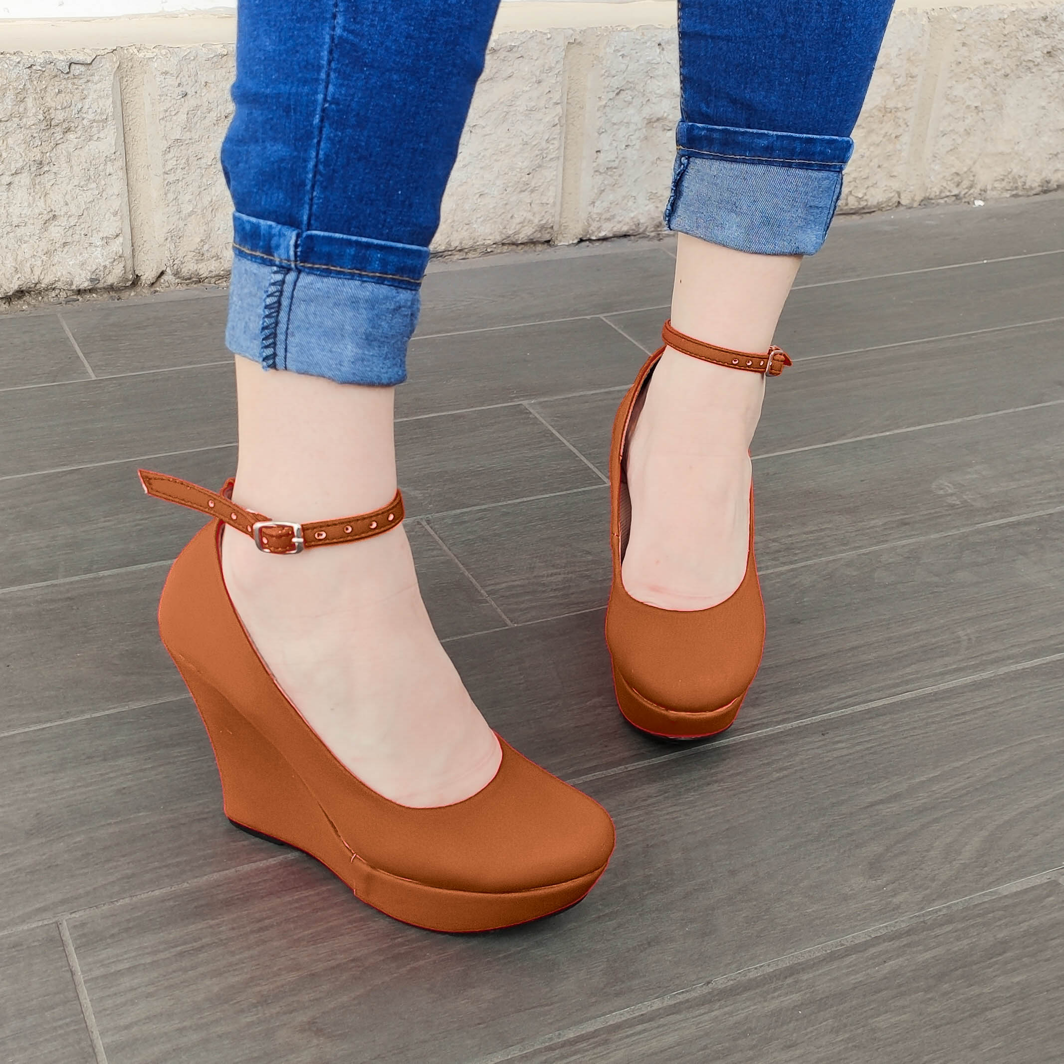 Zapato Cerrado Con Suela Tipo Plataforma. Hecho De Cuerina Cafe / 35 Normal Zapatos Altos