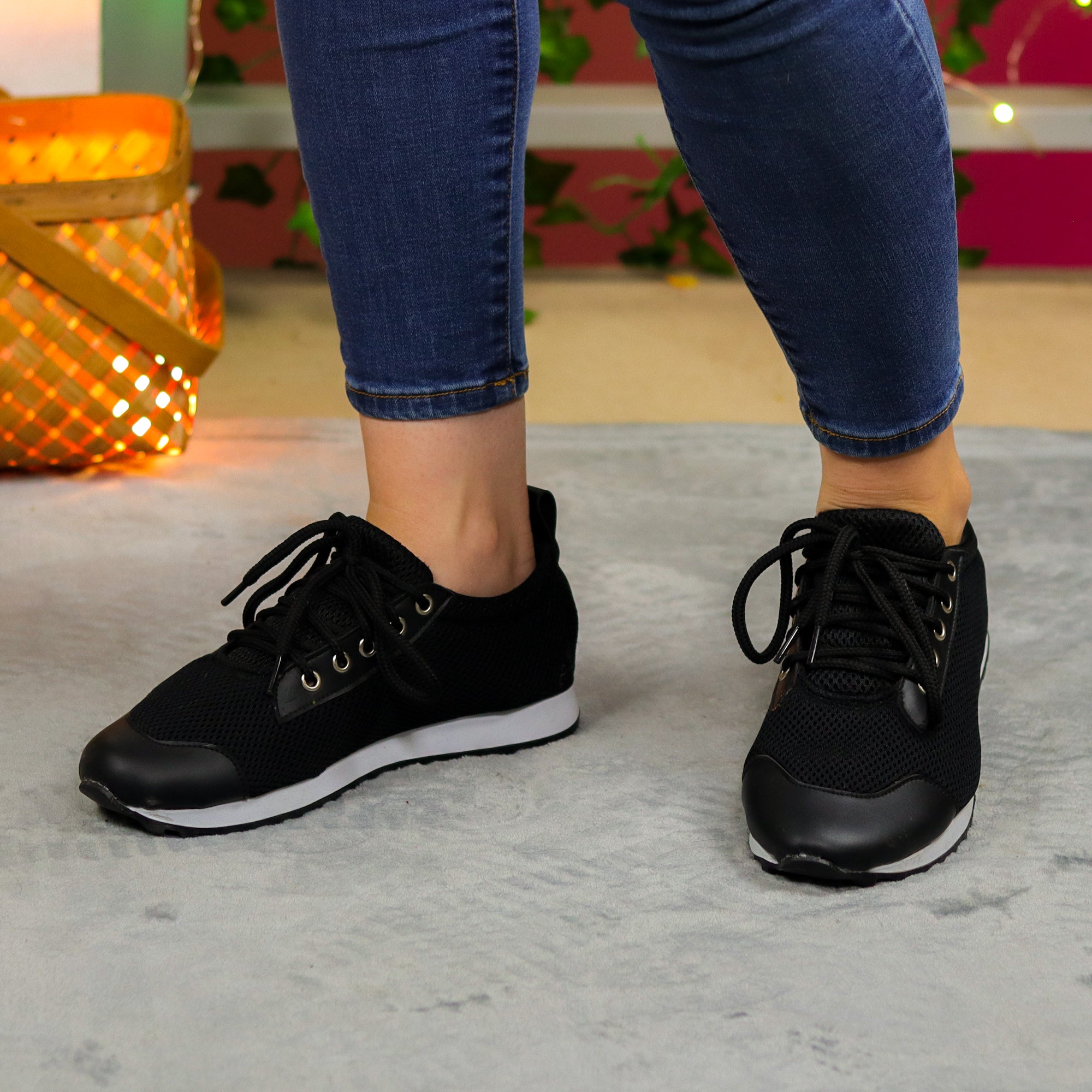 Tenis Ligeros En Malla Negra. Versatilidad Y Confort Todo El Día Zapatos Medianos