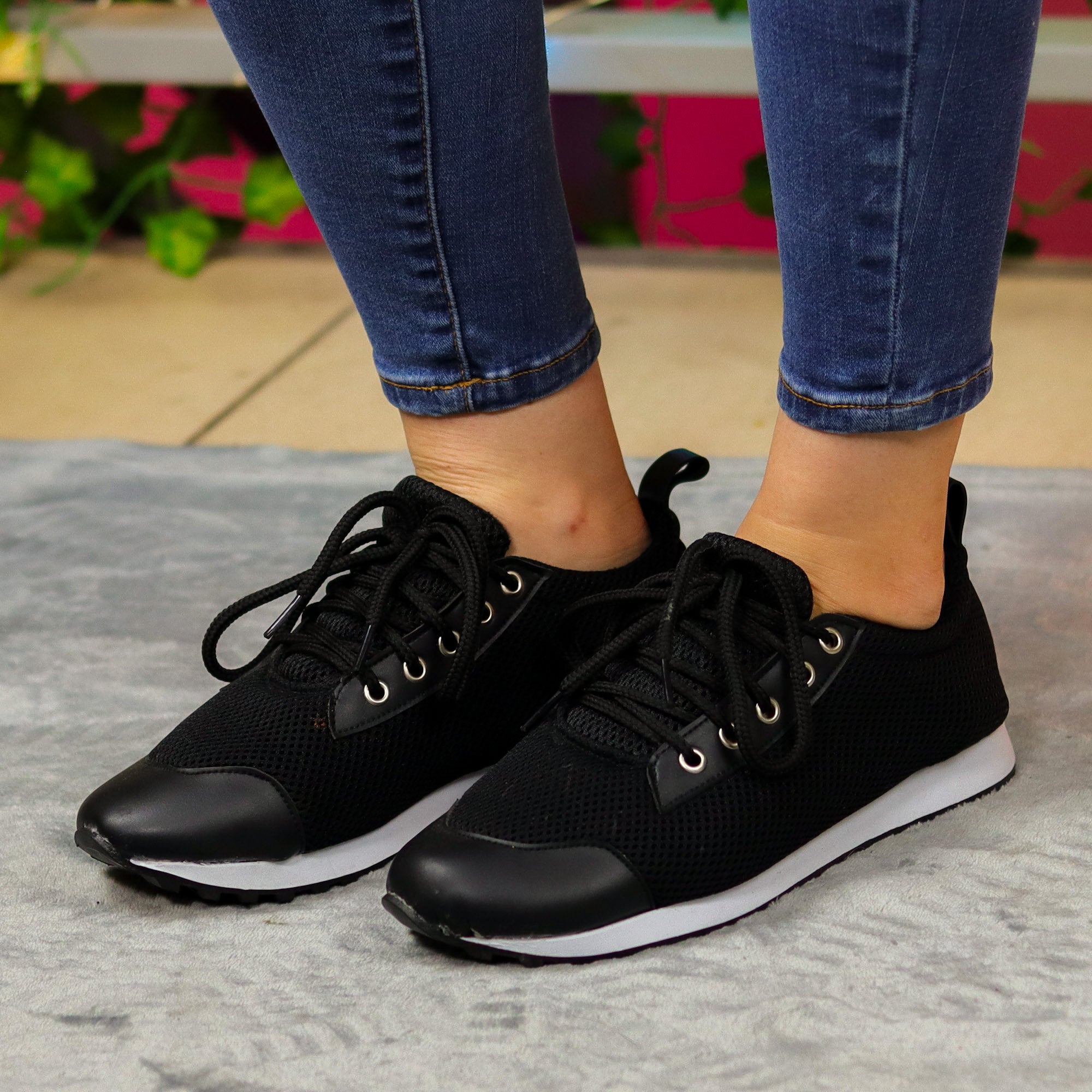 Tenis Ligeros En Malla Negra. Versatilidad Y Confort Todo El Día Zapatos Medianos