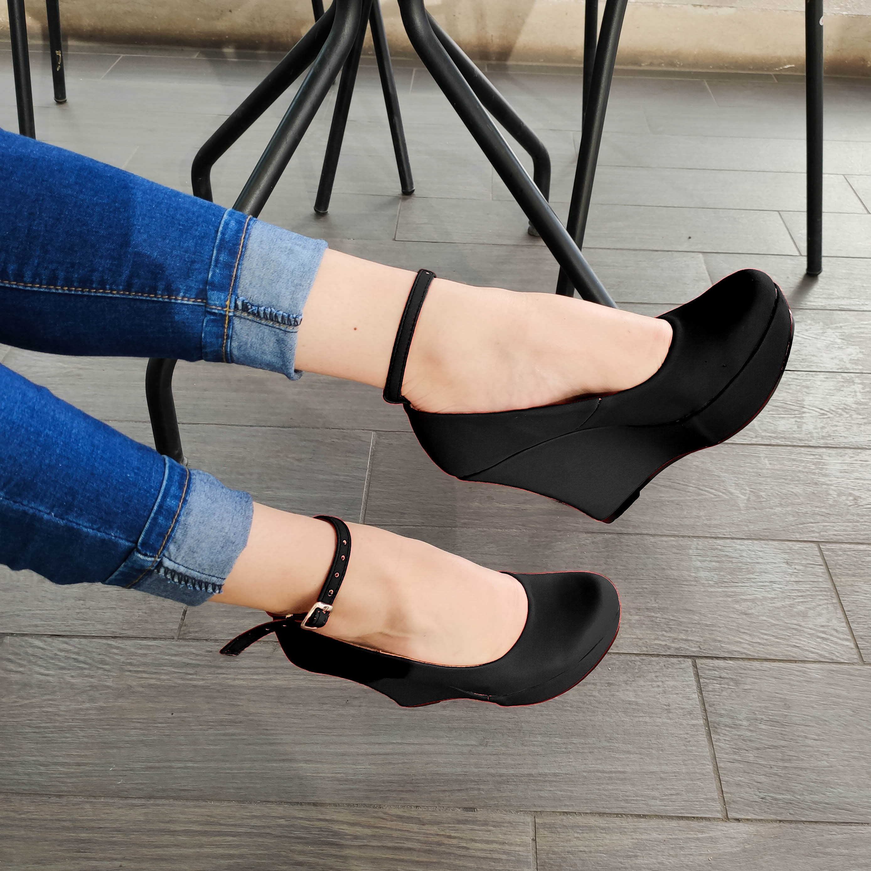 Zapato Cerrado Con Suela Tipo Plataforma. Hecho De Cuerina Negro / 35 Normal Zapatos Altos