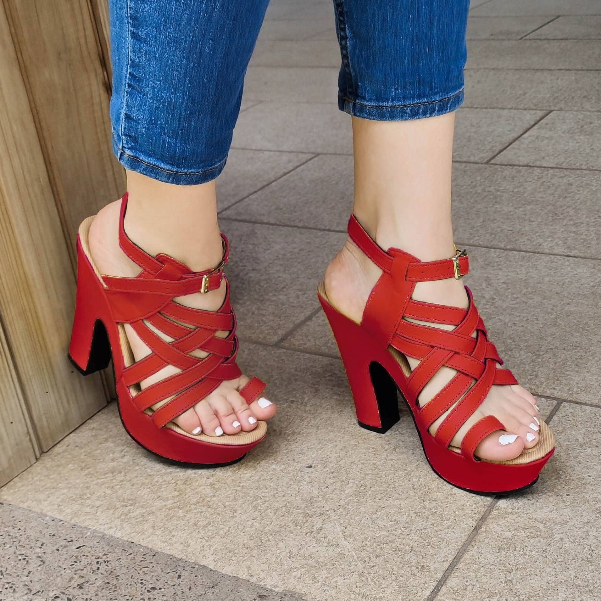 Este Estilo Te Hara Sentir Sexy Al Mismo Tiempo Que Le Da A Tu Outfit. Zapato Con Fajas Entrelazadas