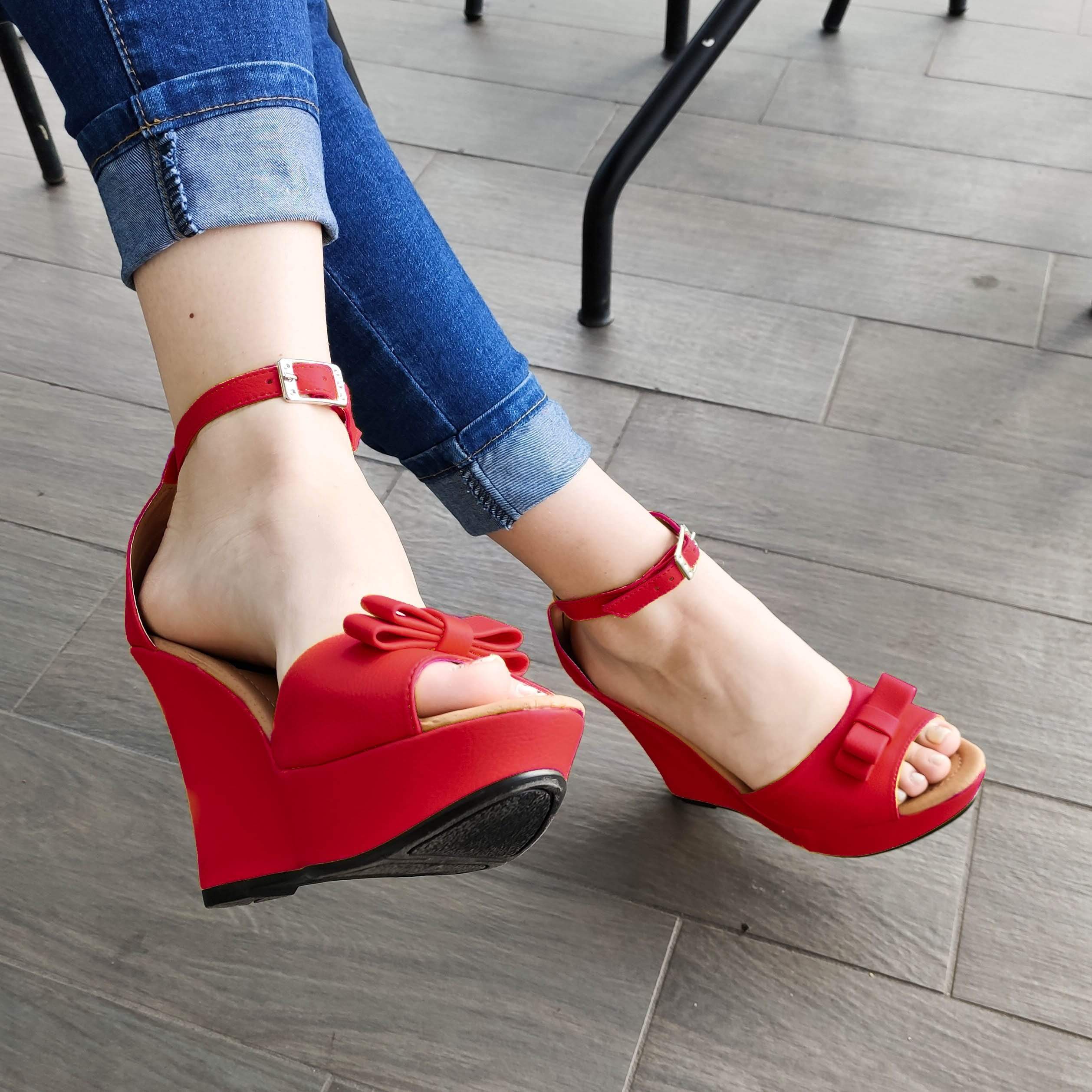 Zapatos Tipo Plataforma Hechos De Cuerina Decorados Con Un Chongo Rojo / 35 Normal Altos